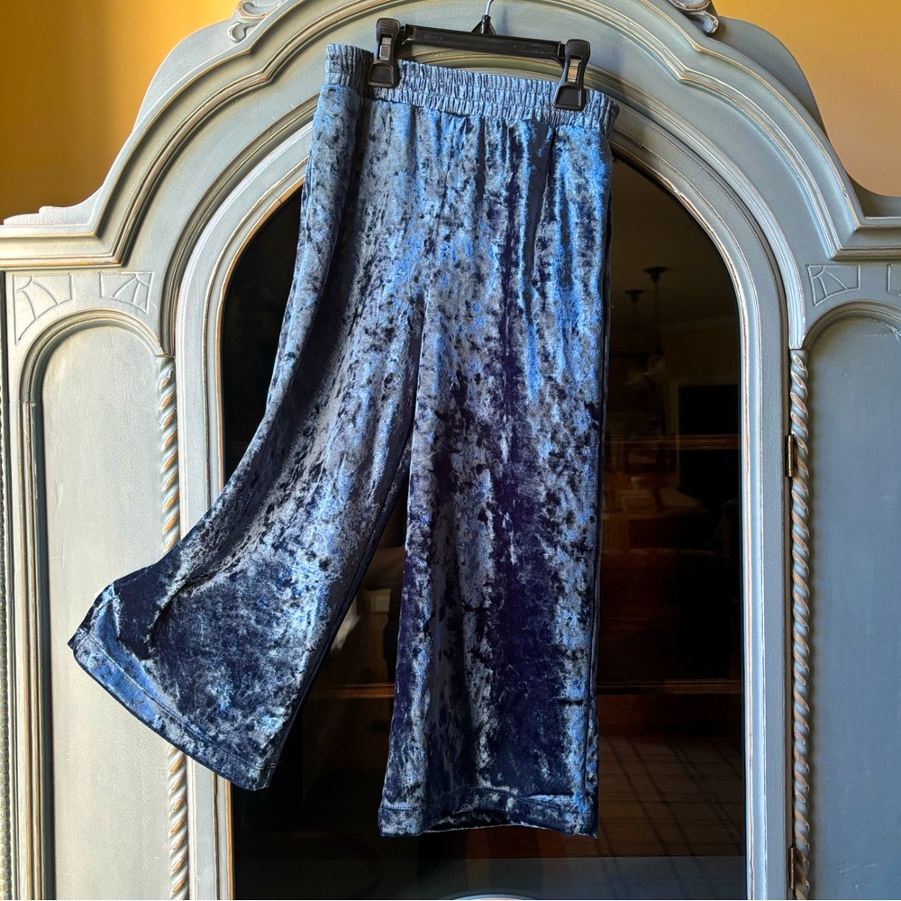 Blue crushed velvet wide leg cropped pants, M (7-8)